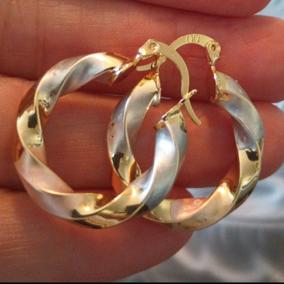 🎄14k Gold Plated Tri Tone Earrings - Picture 8 of 17